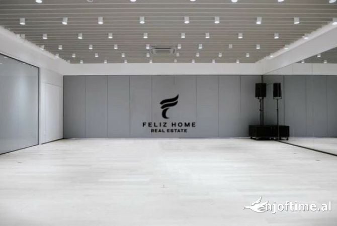 Ambiente Commerciale in Vendita 1+1 a Tirana - 1,110,000 Euro