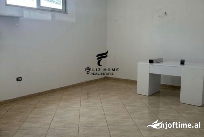 Ambiente Commerciale in Affitto 1+1 a Tirana - 700 Euro