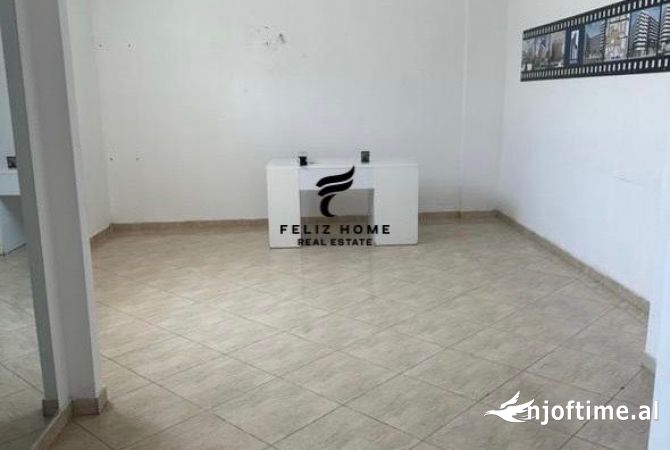 Ambiente Commerciale in Affitto 1+1 a Tirana - 700 Euro