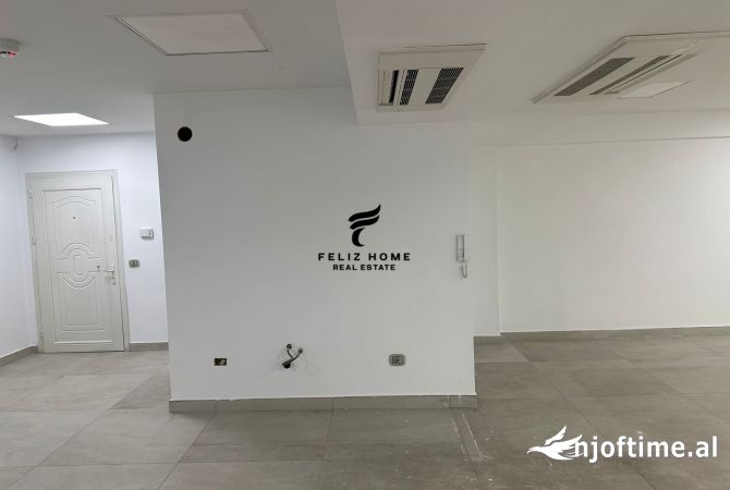 Ambiente Commerciale in Affitto 3+1 a Tirana - 1,500 Euro