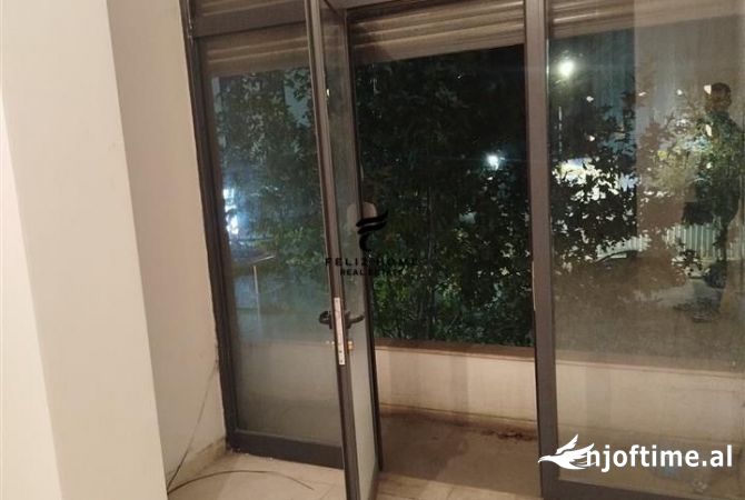 Ambiente Commerciale in Affitto 3+1 a Tirana - 400 Euro
