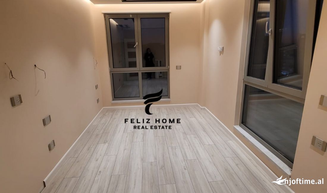 ZYRE ME QERA 96 M2 RRUGA E DURRESIT 1300 EURO