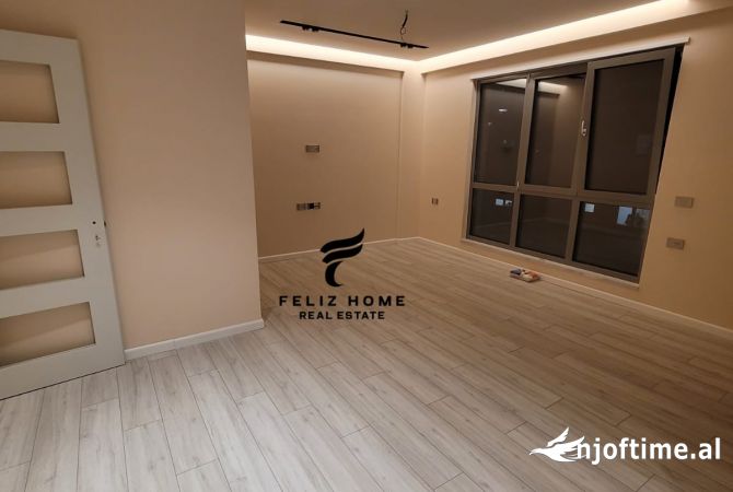 Ambiente Commerciale in Affitto 3+1 a Tirana - 1,300 Euro