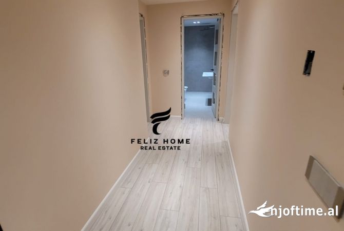 ZYRE ME QERA 96 M2 RRUGA E DURRESIT 1300 EURO