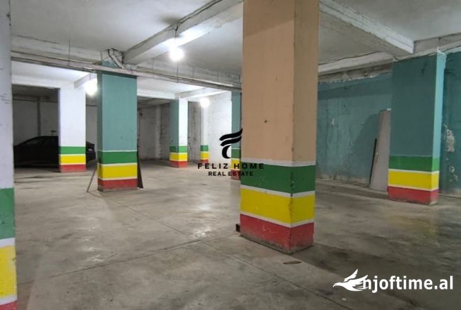 Ambiente Commerciale in Affitto 4+1 a Tirana - 1,100 Euro