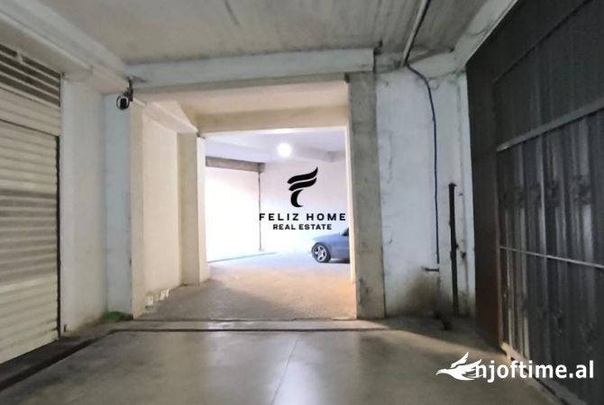 Ambiente Commerciale in Affitto 4+1 a Tirana - 1,100 Euro
