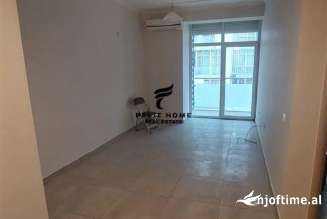 Ambiente Commerciale in Affitto 3+1 a Tirana - 670 Euro
