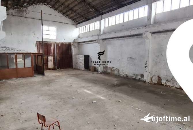 Ambiente Commerciale in Affitto 4+1 a Tirana - 950 Euro