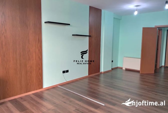 Ambiente Commerciale in Affitto 3+1 a Tirana - 1,500 Euro