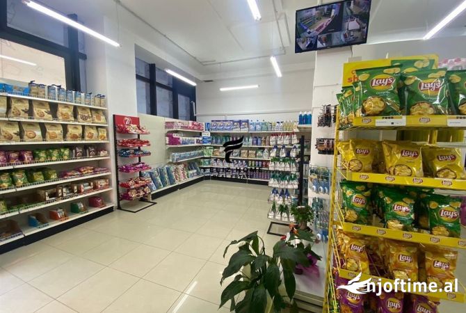Ambiente Commerciale in Affitto 1+1 a Tirana - 1,700 Euro