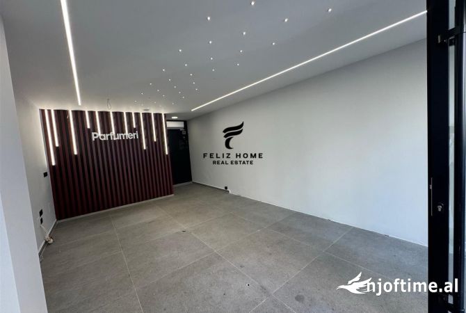 Ambiente Commerciale in Vendita 1+1 a Tirana - 140,000 Euro
