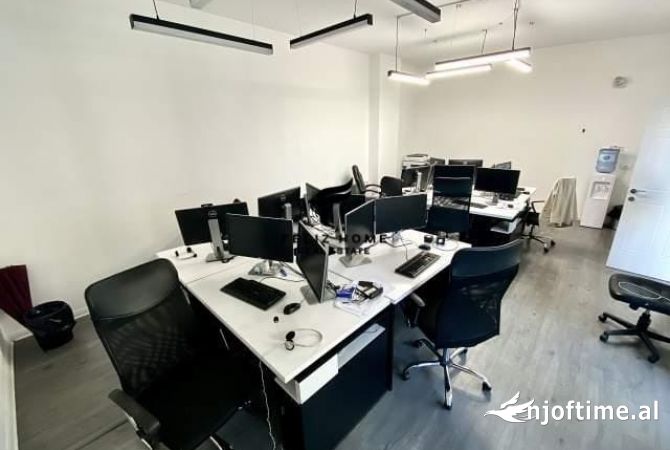 Ambiente Commerciale in Affitto 3+1 a Tirana - 900 Euro