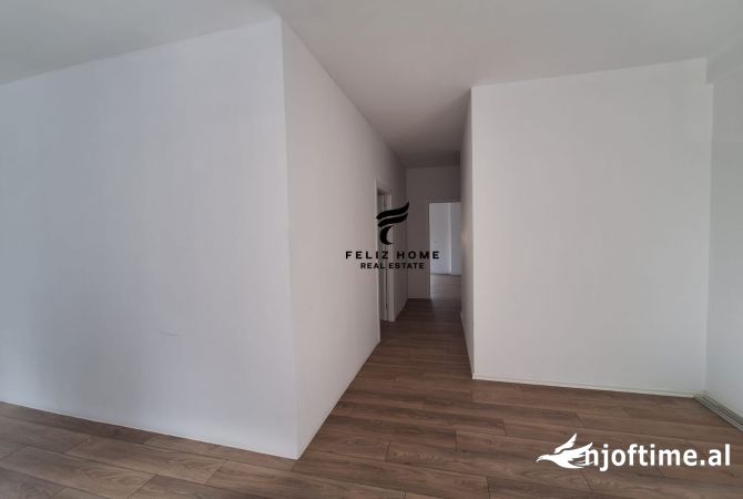 Ambiente Commerciale in Affitto 3+1 a Tirana - 2,200 Euro