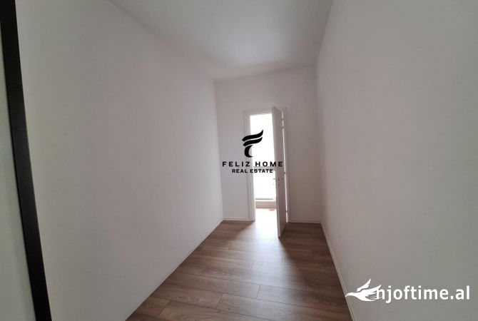 Ambiente Commerciale in Affitto 3+1 a Tirana - 2,200 Euro