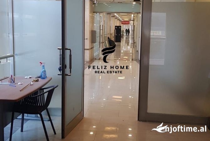 Ambiente Commerciale in Vendita 1+1 a Tirana - 65,000 Euro