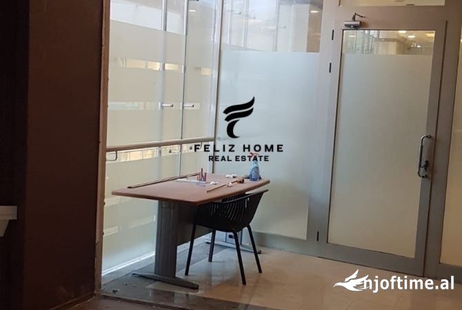 Ambiente Commerciale in Vendita 1+1 a Tirana - 65,000 Euro