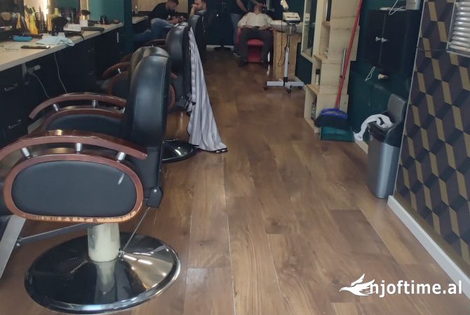 Ambiente Commerciale in Vendita 1+1 a Tirana - 180,000 Euro