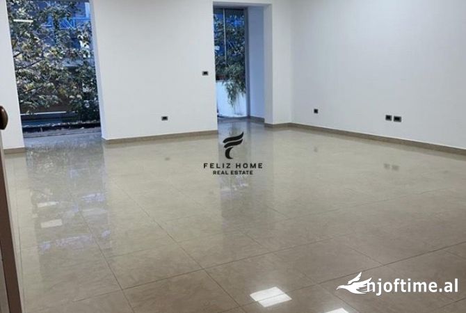 Ambiente Commerciale in Affitto 1+1 a Tirana - 1,000 Euro