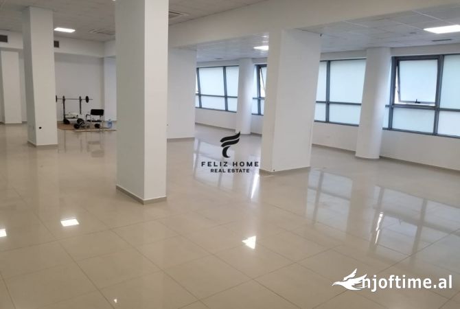 Ambiente Commerciale in Affitto 3+1 a Tirana - 2,500 Euro