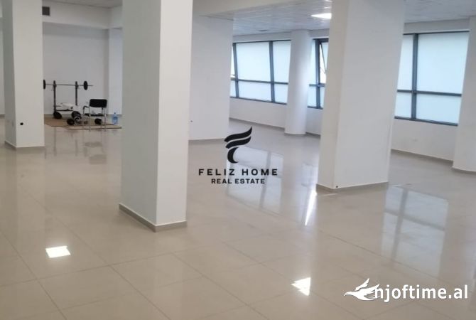 Ambiente Commerciale in Affitto 3+1 a Tirana - 2,500 Euro