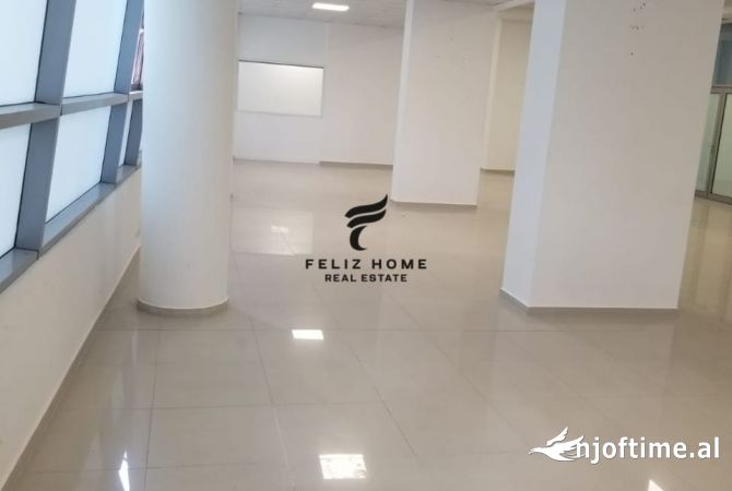 Ambiente Commerciale in Affitto 3+1 a Tirana - 2,500 Euro