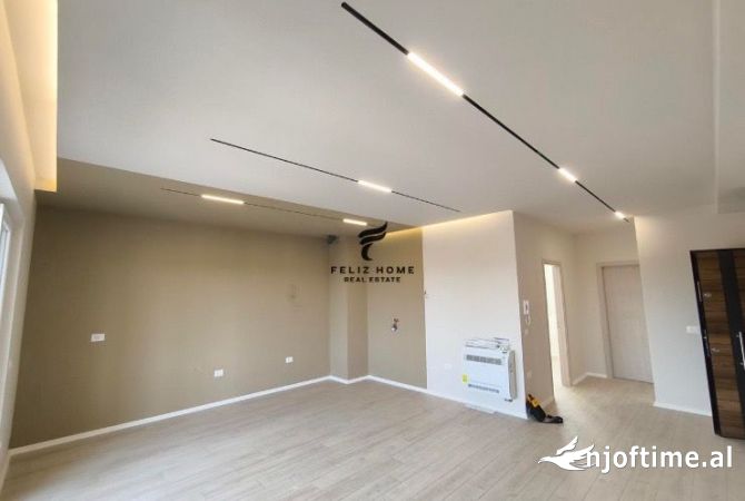 Ambiente Commerciale in Affitto 3+1 a Tirana - 550 Euro