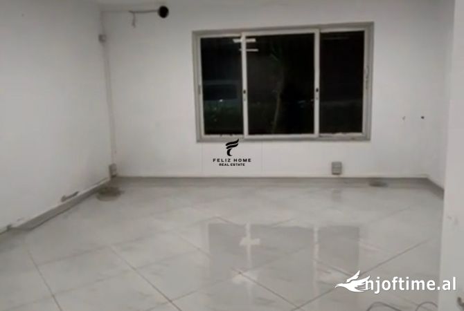 Ambiente Commerciale in Affitto 3+1 a Tirana - 2,200 Euro