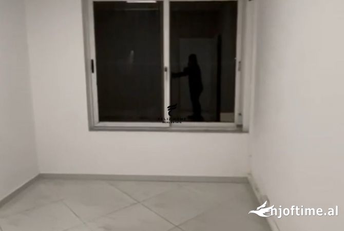 Ambiente Commerciale in Affitto 3+1 a Tirana - 2,200 Euro