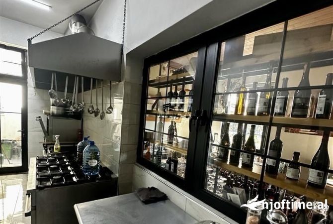 Ambiente Commerciale in Affitto 3+1 a Tirana - 2,000 Euro