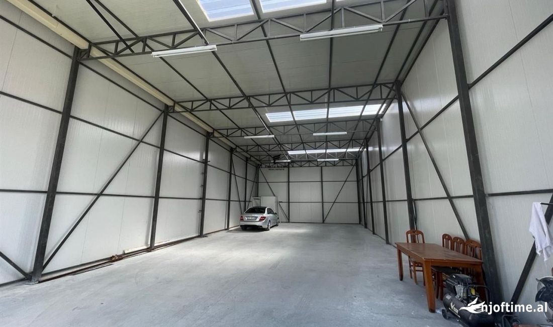 KAPANON ME QERA 210 M2 SAUK 1.000 EURO