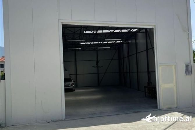 KAPANON ME QERA 210 M2 SAUK 1.000 EURO