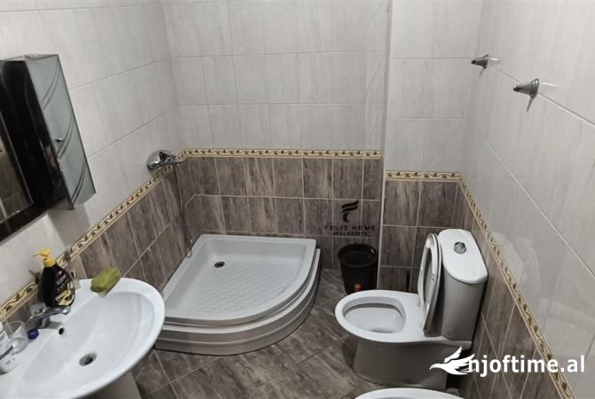Ambiente Commerciale in Affitto 3+1 a Tirana - 1,200 Euro