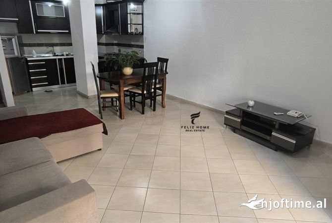 Ambiente Commerciale in Affitto 3+1 a Tirana - 1,200 Euro