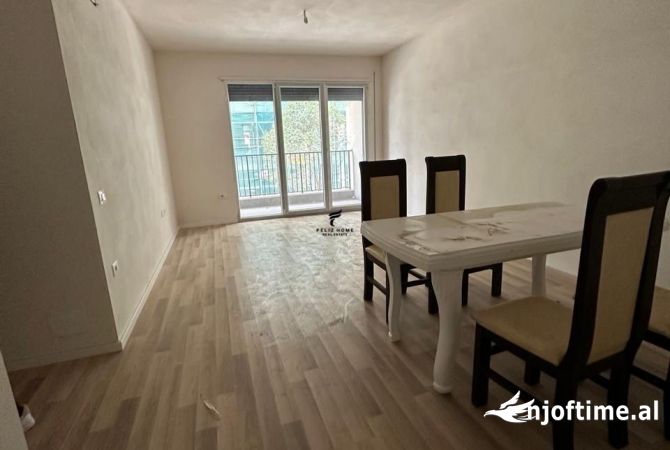 Ambiente Commerciale in Affitto 3+1 a Tirana - 500 Euro