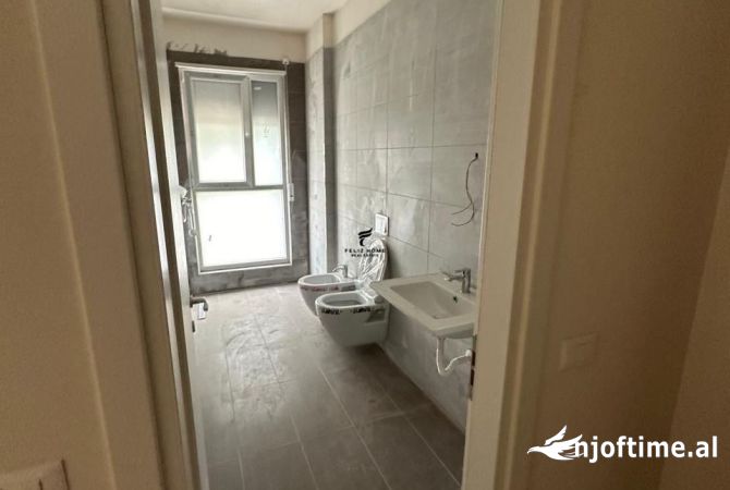 Ambiente Commerciale in Affitto 3+1 a Tirana - 500 Euro