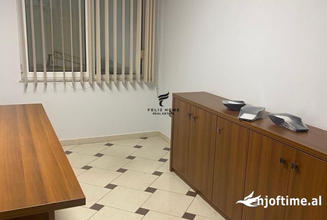 Ambiente Commerciale in Affitto 3+1 a Tirana - 1,300 Euro
