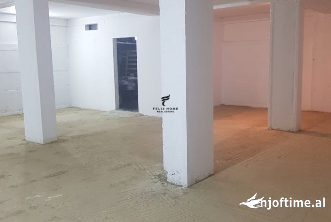 Ambiente Commerciale in Affitto 4+1 a Tirana - 350 Euro
