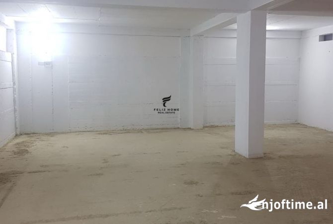 Ambiente Commerciale in Affitto 4+1 a Tirana - 350 Euro