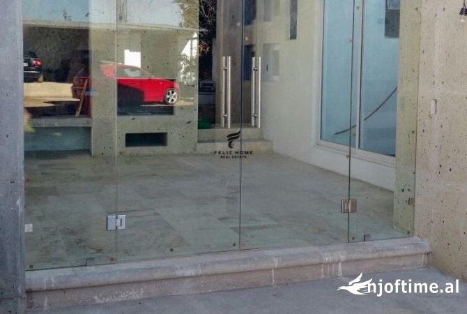 Ambiente Commerciale in Affitto 1+1 a Tirana - 1,200 Euro