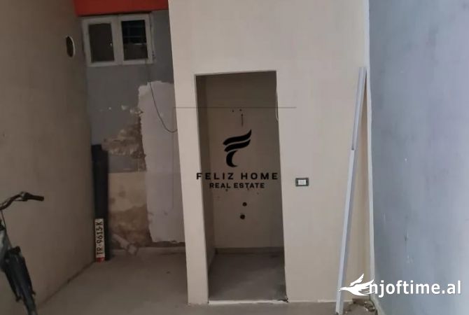 Ambiente Commerciale in Affitto 4+1 a Tirana - 2,000 Euro