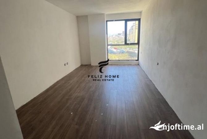 ZYRE ME QERA 81 M2 FUSHA E AVIACIONIT 600 EURO