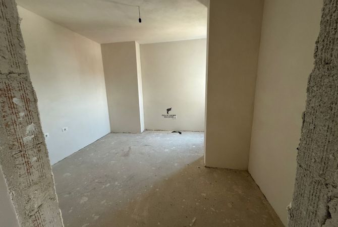 Shtepi ne shitje Apartament ne Tirane, 3+1, Mobilimi Bosh, pa mobiluar, Pagesa 365,000  Euro.