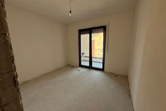 Shtepi ne shitje Apartament ne Tirane, 2+1, Mobilimi Bosh, pa mobiluar, Pagesa 305,000  Euro.