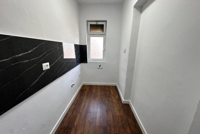 Shtepi ne shitje Apartament ne Tirane, 1+1, Mobilimi Pjeserisht e mobiluar, Pagesa 127,000  Euro.