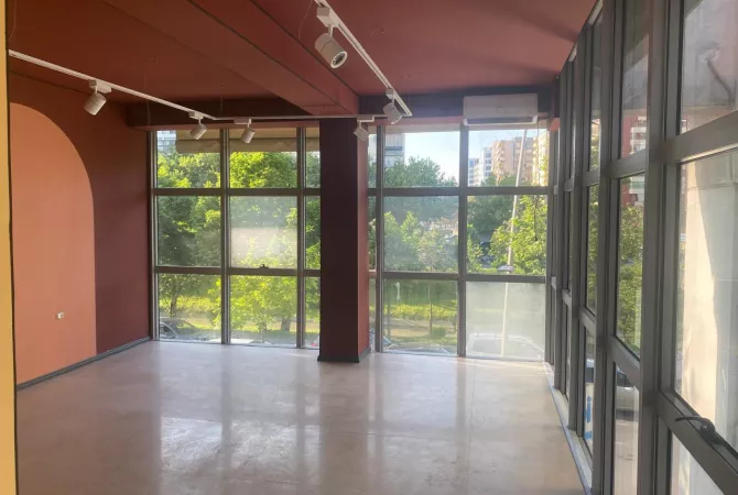 Ambient biznesi me qera 3+1 ne Tirane - 1,000 Euro