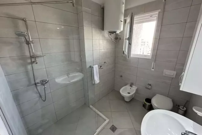 Shtepi me qera Apartament ne Tirane, 2+1, Mobilimi E mobiluar, Pagesa 1,250  Euro.