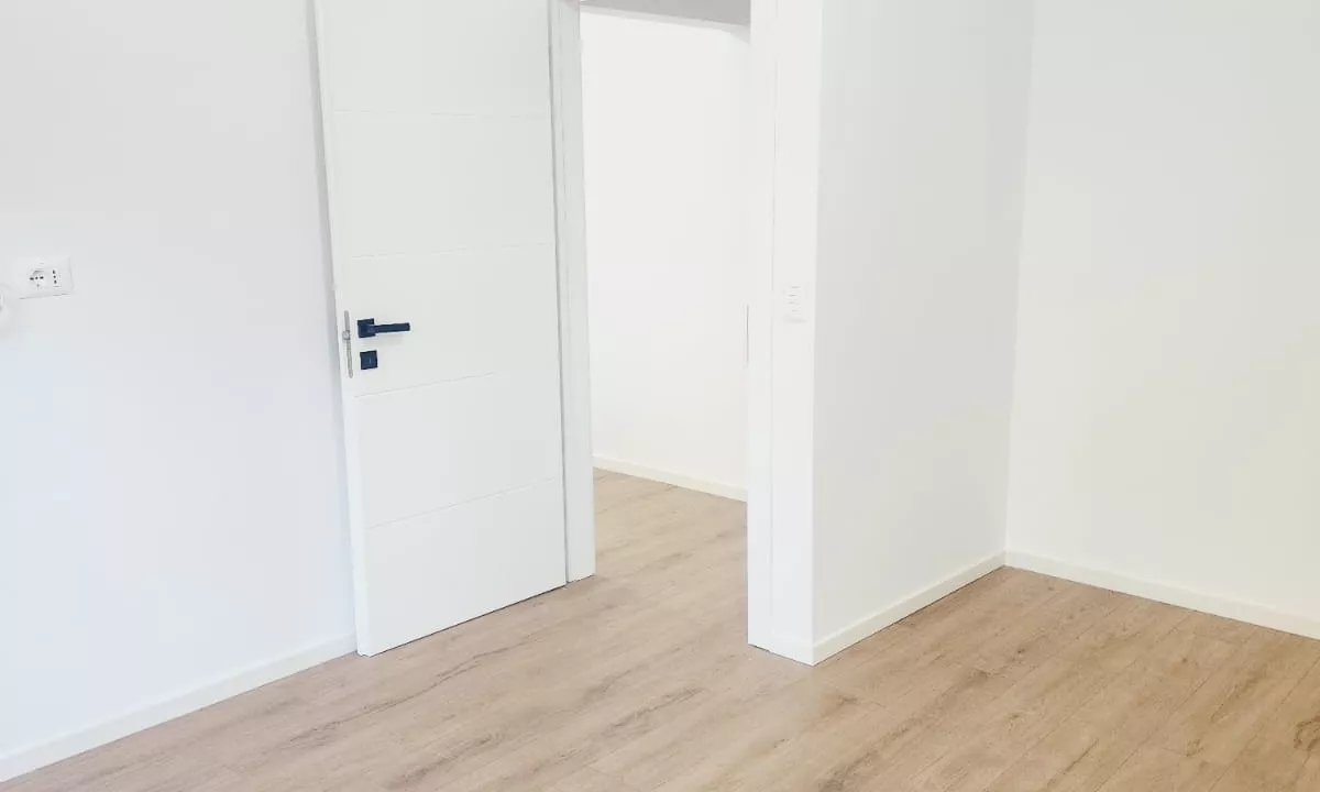 Shtepi ne shitje Apartament ne Tirane, 1+1, Mobilimi Bosh, pa mobiluar, Pagesa 125,000  Euro.