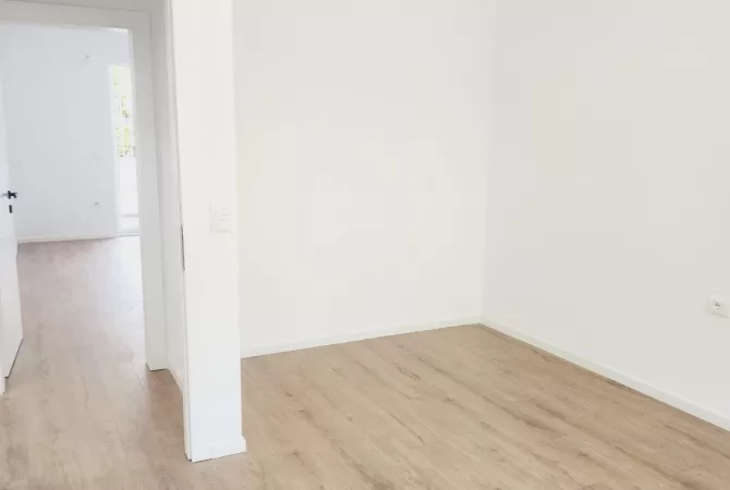 Shtepi ne shitje Apartament ne Tirane, 1+1, Mobilimi Bosh, pa mobiluar, Pagesa 125,000  Euro.
