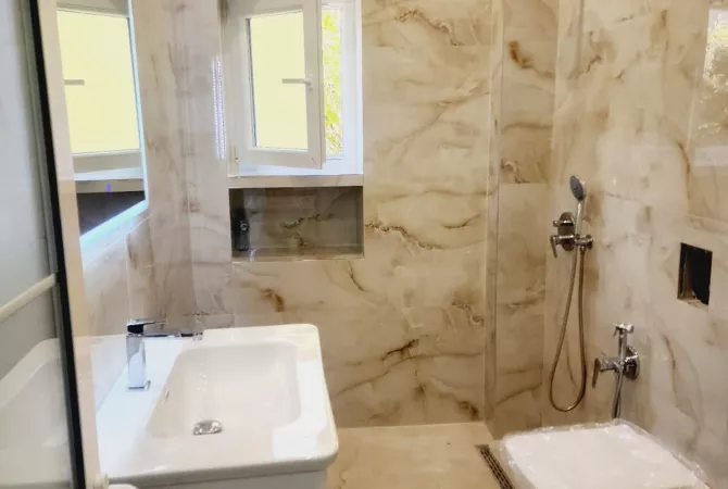 Shtepi ne shitje Apartament ne Tirane, 1+1, Mobilimi Bosh, pa mobiluar, Pagesa 125,000  Euro.