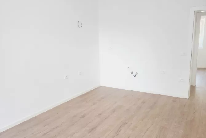 Shtepi ne shitje Apartament ne Tirane, 1+1, Mobilimi Bosh, pa mobiluar, Pagesa 125,000  Euro.